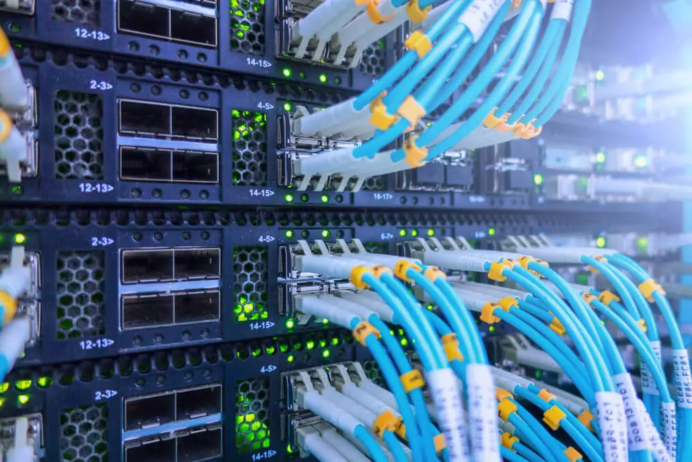 interior de datacenter com servidores e cabeamento estruturado